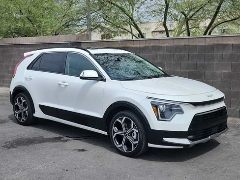 Used 2023 Kia Niro EX Touring FWD image 2