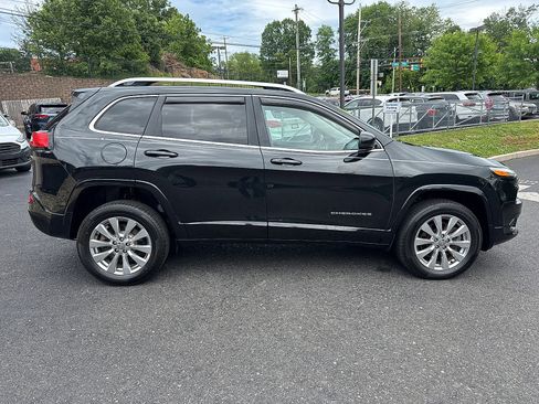 Used 2016 Jeep Cherokee Overland w/ Technology Group AWD/4WD image 2