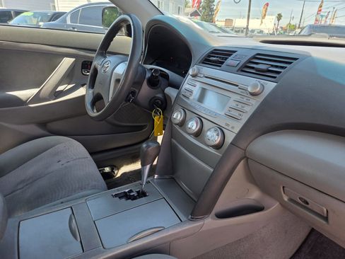 Used 2011 Toyota Camry LE FWD image 12