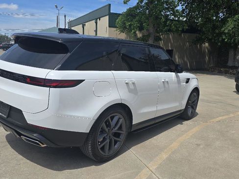 Used 2026 Land Rover Range Rover Sport SE AWD/4WD image 4