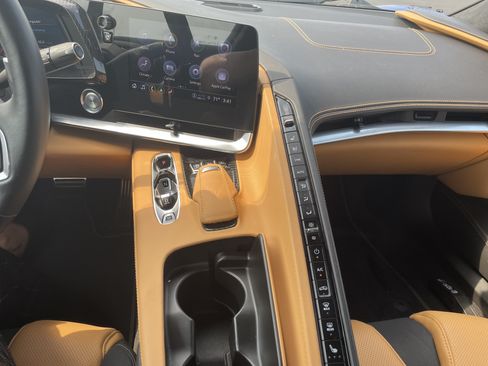 Used 2022 Chevrolet Corvette Stingray Premium Conv w/ Z51 Performance Package RWD image 16