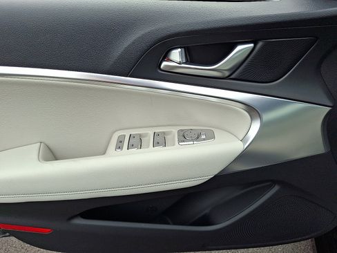 Used 2025 Genesis G70 2.5T image 12