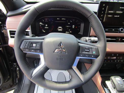 Used 2025 Mitsubishi Outlander SEL AWD/4WD image 17
