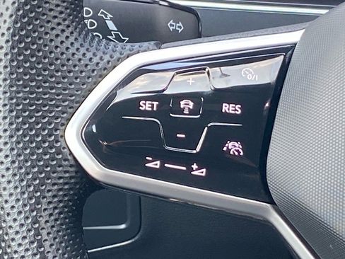 Certified 2022 Volkswagen Tiguan SE R-Line image 7