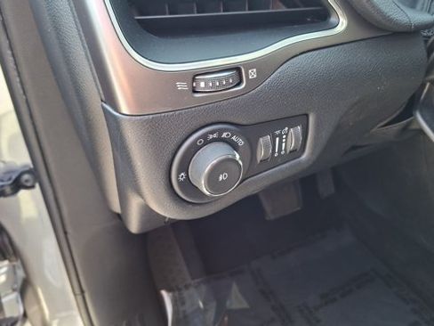 Used 2021 Jeep Cherokee Latitude Plus w/ Sun & Sound Group FWD image 10