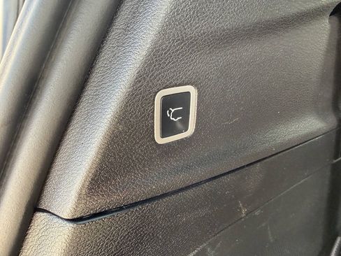 Used 2021 Chrysler Pacifica Touring-L w/ Uconnect Theater Family Group AWD/4WD image 15