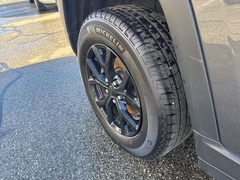 Certified 2025 Jeep Grand Cherokee Altitude image 11