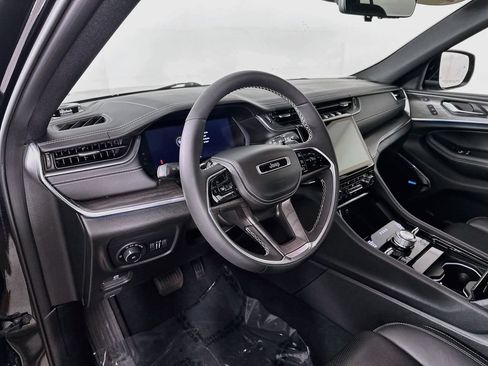 Certified 2023 Jeep Grand Cherokee Overland w/ Luxury Tech Group IV AWD/4WD image 17