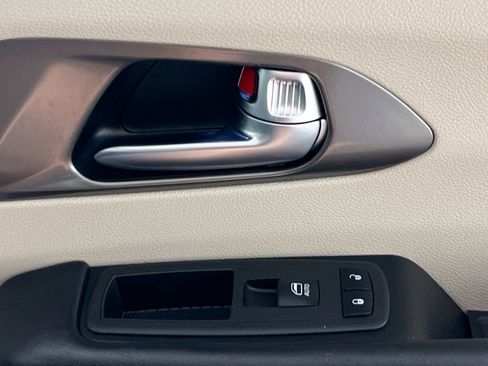 Used 2023 Chrysler Pacifica Touring-L image 32