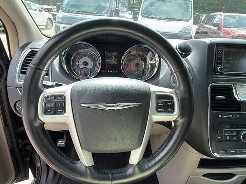 Used 2016 Chrysler Town & Country Touring w/ Driver Convenience Group FWD image 24