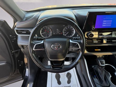 Used 2024 Toyota Highlander XSE FWD image 12