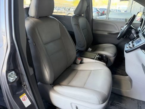 Used 2019 Toyota Sienna XLE w/ XLE Navigation Package FWD image 24