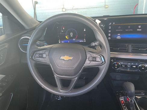 Used 2025 Chevrolet Trax LT image 25