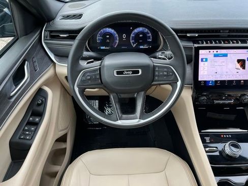 Used 2023 Jeep Grand Cherokee Limited AWD/4WD image 11