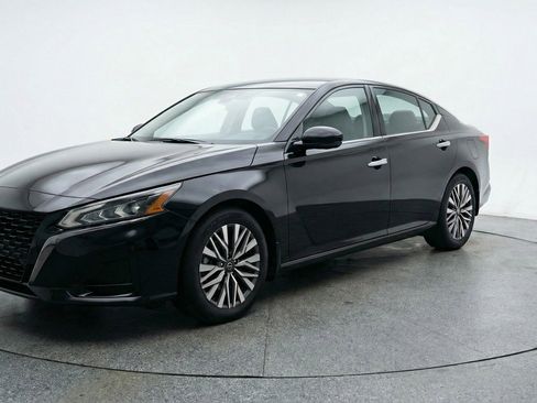 Used 2025 Nissan Altima 2.5 SV image 3