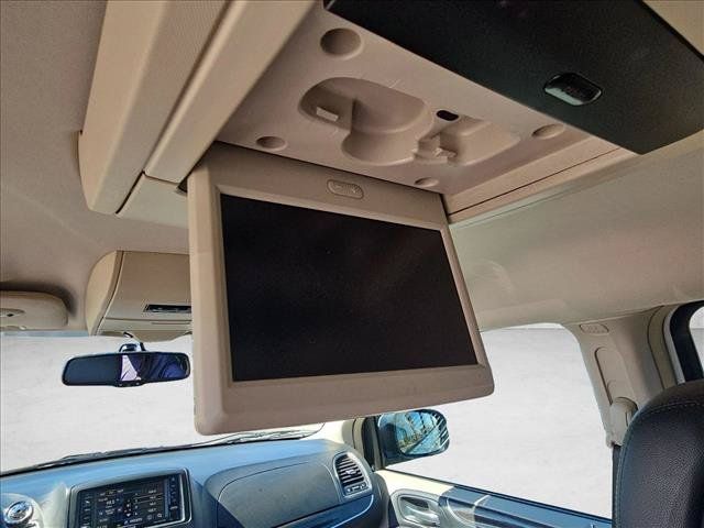 Used 2016 Chrysler Town & Country Touring FWD image 16