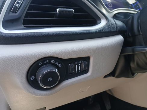 Used 2023 Chrysler Pacifica Touring-L image 19