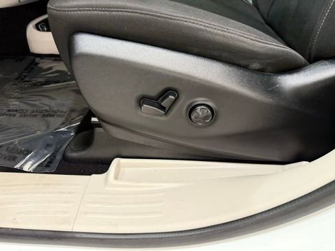 Used 2023 Chrysler Voyager LX image 14