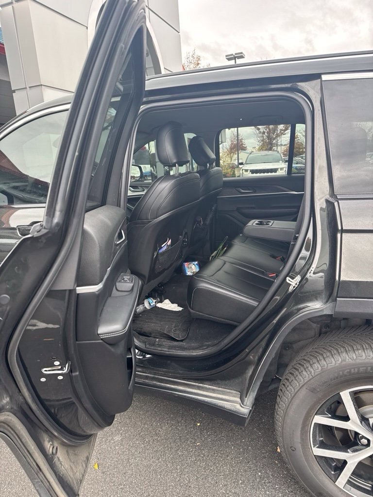 Used 2023 Jeep Grand Cherokee Limited w/ Trailer Tow Prep Group (B) AWD/4WD image 11