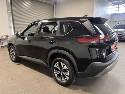 Used 2022 Nissan Rogue SV image 3