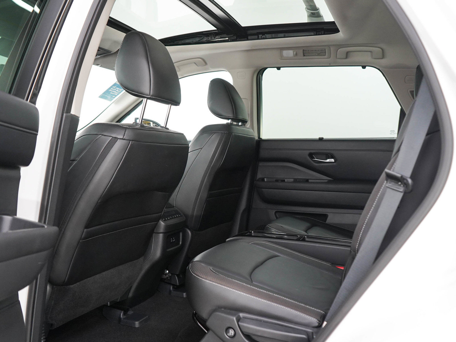 Used 2024 Nissan Pathfinder SL w/ SL Premium Package AWD/4WD image 18