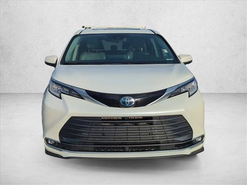 Certified 2021 Toyota Sienna Limited FWD image 2