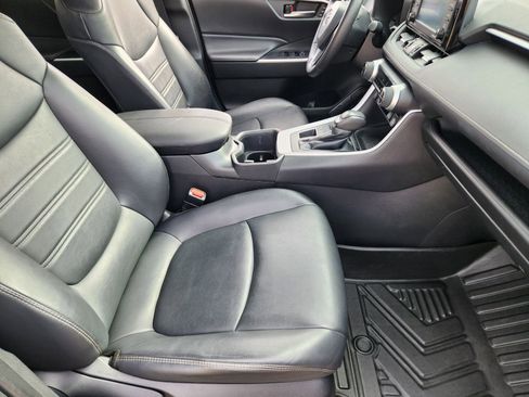 Used 2022 Toyota RAV4 XLE Premium image 18