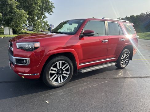 Used 2018 Toyota 4Runner Limited AWD/4WD image 2