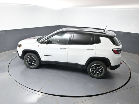 Used 2025 Jeep Compass Trailhawk AWD/4WD image 44