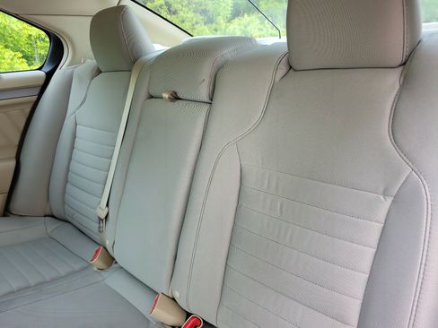 Used 2013 Ford Taurus SE image 17