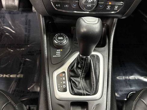 Used 2018 Jeep Cherokee Latitude Plus w/ Comfort/Convenience Group image 21