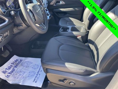 New 2026 Chrysler Pacifica Select image 36