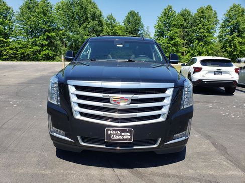 Used 2016 Cadillac Escalade Luxury AWD/4WD image 2