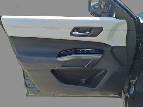 Used 2025 Nissan Pathfinder SL image 16