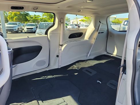 Used 2024 Chrysler Pacifica Limited w/ Uconnect Theater Family Group FWD image 12