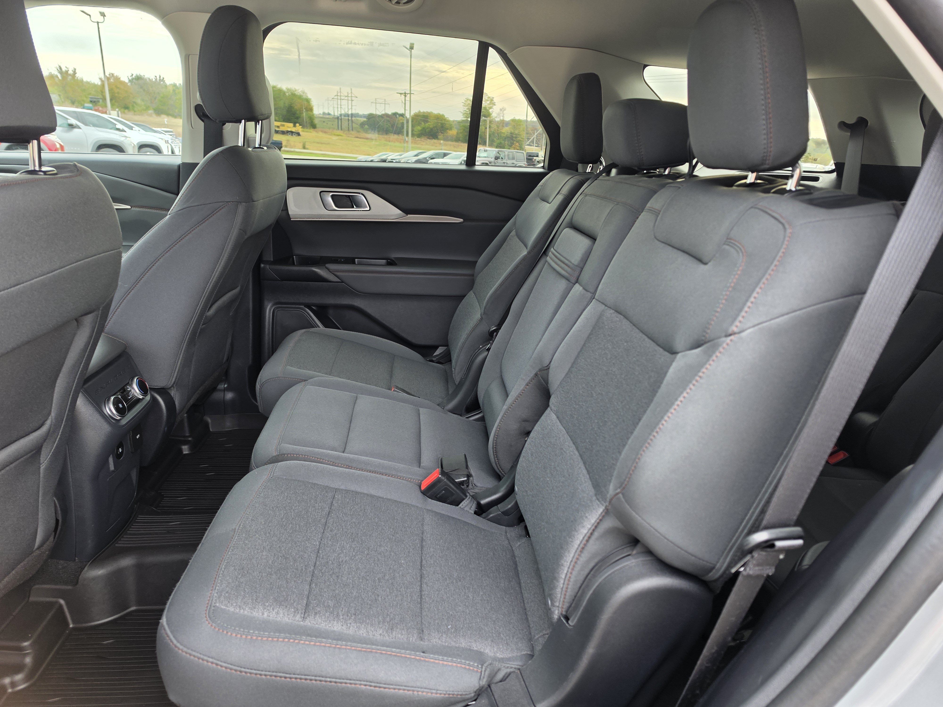 Used 2025 Ford Explorer Active AWD/4WD image 14