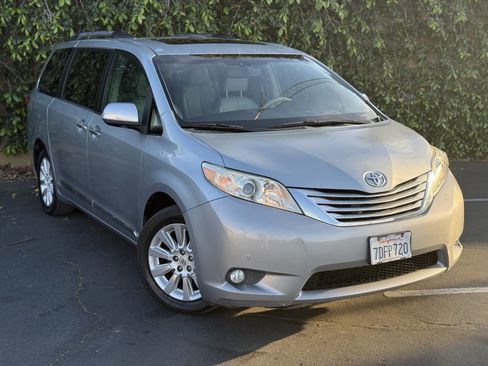 Used 2013 Toyota Sienna Limited w/ Premium Pkg image 2