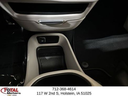 Used 2024 Chrysler Pacifica Touring-L image 16