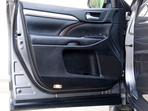 Used 2018 Toyota Highlander XLE image 37