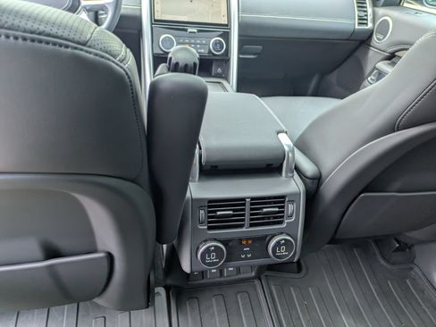 Used 2023 Land Rover Discovery Metropolitan Edition AWD/4WD image 61