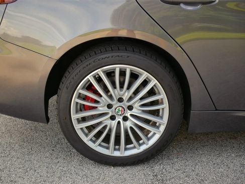 Used 2018 Alfa Romeo Giulia Ti w/ Quick Order Package 22X Lusso AWD/4WD image 28