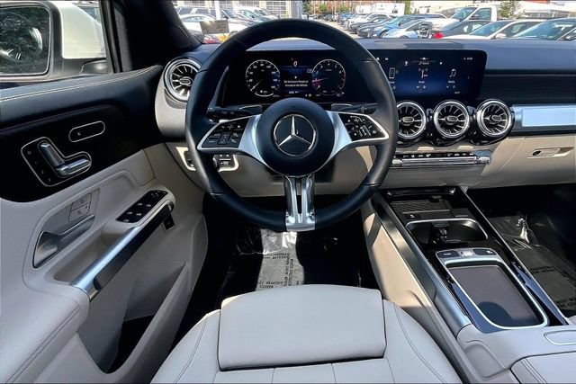 Used 2026 Mercedes-Benz GLB 250 4MATIC image 4