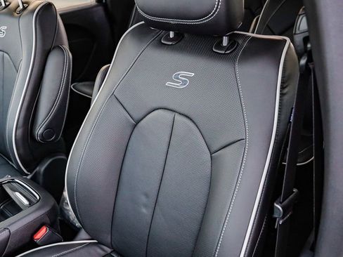 New 2026 Chrysler Pacifica Select FWD image 31
