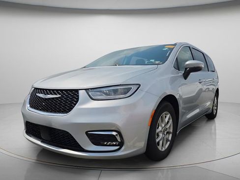Used 2023 Chrysler Pacifica Touring-L FWD image 7