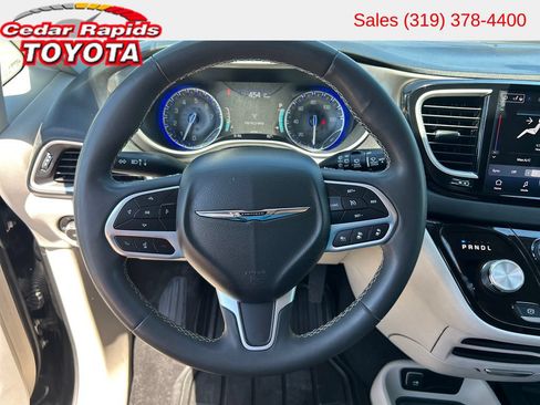 Used 2023 Chrysler Pacifica Touring-L FWD image 13