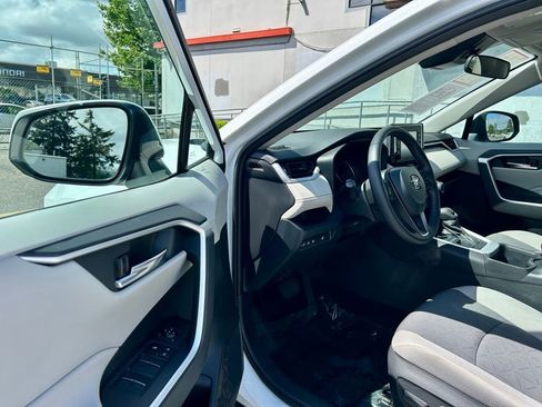 Certified 2022 Toyota RAV4 XLE w/ XLE Grade Weather Package AWD/4WD image 9