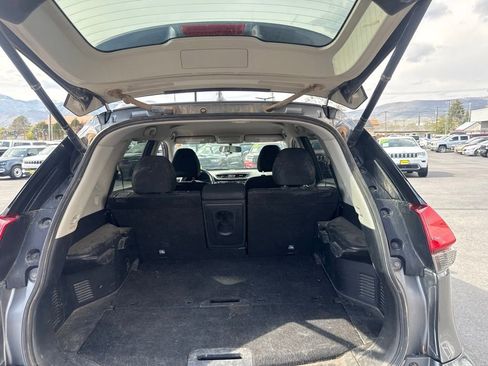 Used 2017 Nissan Rogue SV w/ SV Premium Package AWD/4WD image 12