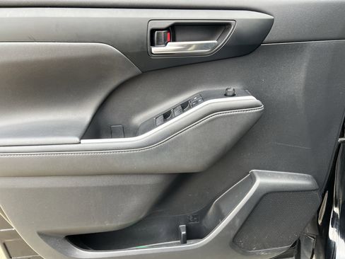 Used 2020 Toyota Highlander XLE image 14