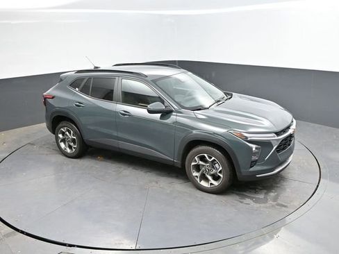 Used 2025 Chevrolet Trax LT FWD image 29