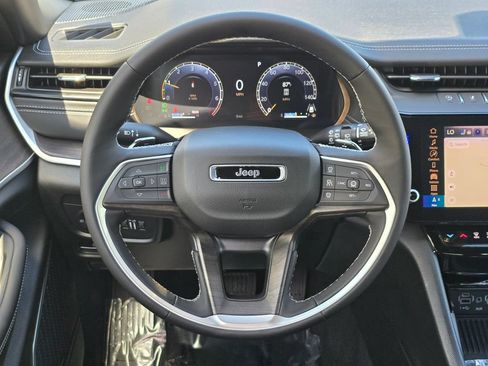 Used 2026 Jeep Grand Cherokee Limited AWD/4WD image 7